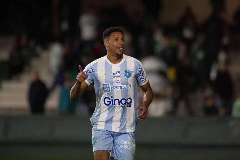 Maurício Garcez (Paysandu) celebrando seu gol contra o Coritiba, no dia 19.07.2025 