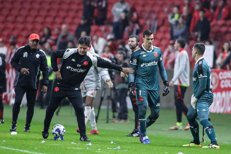 L&eacute;o Jardim, do Vasco, &eacute; expulso por cera