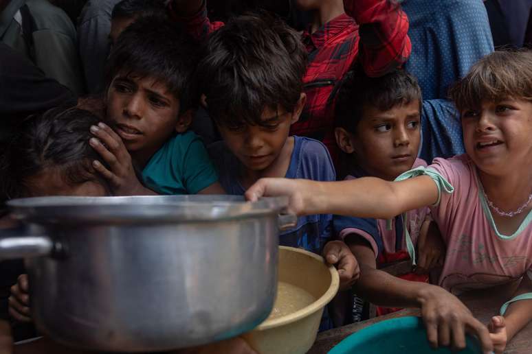 Hundreds of residents of Gaza await food in charity (city of Gaza, 18 May 2025) Hundreds of residents of Gaza await food in charity (city of Gaza, 18 May 2025)