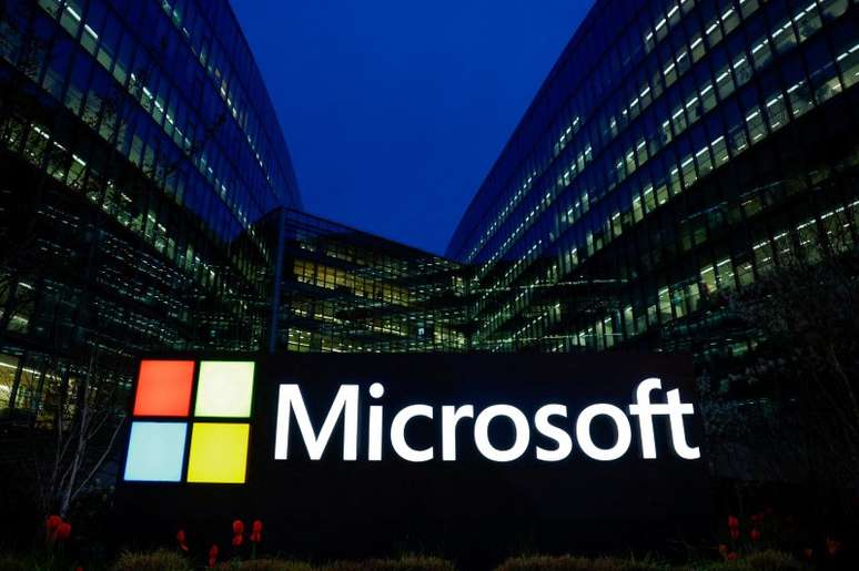 Logo da Microsoft em escritório da empresa na França
25/03/2024
REUTERS/Gonzalo Fuentes