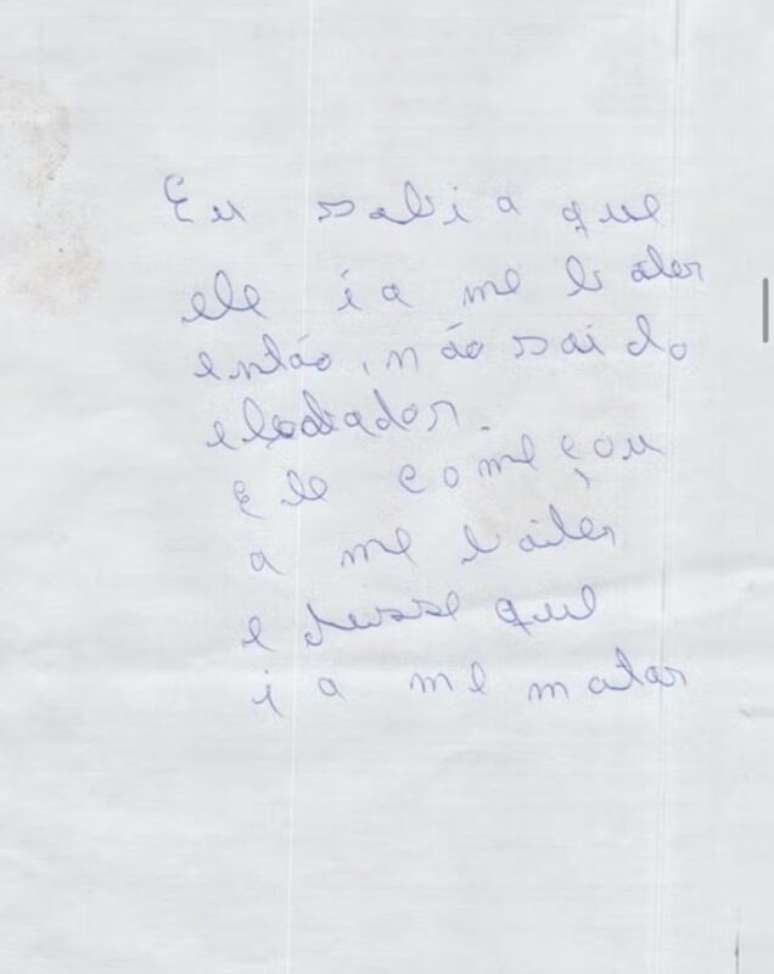 Peda&ccedil;o de papel com revela&ccedil;&atilde;o escrito pela v&iacute;tima