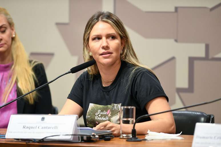 Raquel Cantarelli em audi&ecirc;ncia no Senado em 2023; Comiss&atilde;o discutia a conven&ccedil;&atilde;o internacional criada para impedir o sequestro internacional de crian&ccedil;as