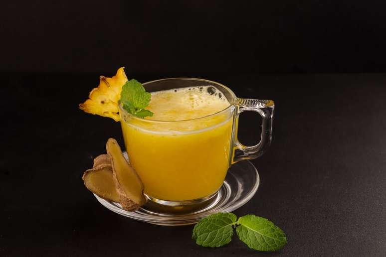 Ch&aacute; de casca de abacaxi com gengibre e hortel&atilde; 