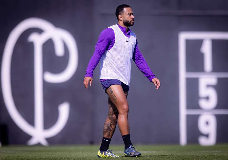 Depay coleciona pol&ecirc;micas no Corinthians &ndash;