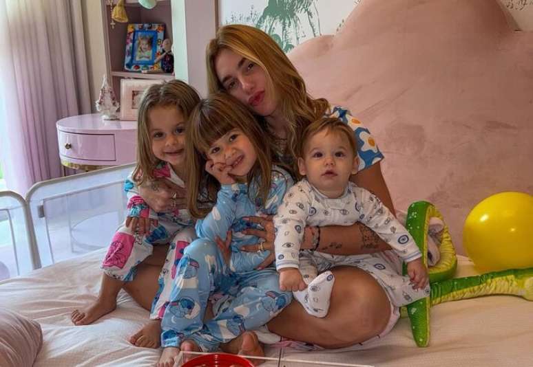 Virginia com seus tr&ecirc;s filhos: Maria Flor, Maria Alice e Jos&eacute; Leonardo