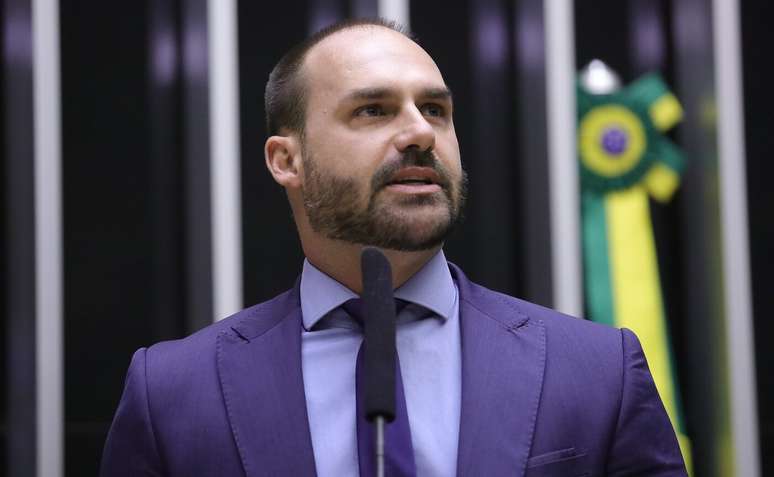 Ap&oacute;s 122 dias de licen&ccedil;a, Eduardo Bolsonaro (PL-SP) retorna ao mandato e recebe sal&aacute;rio proporcional em julho. Despesas de gabinete somam R$ 123 mil, mas detalhamento ainda n&atilde;o foi divulgado pela C&acirc;mara dos Deputados.