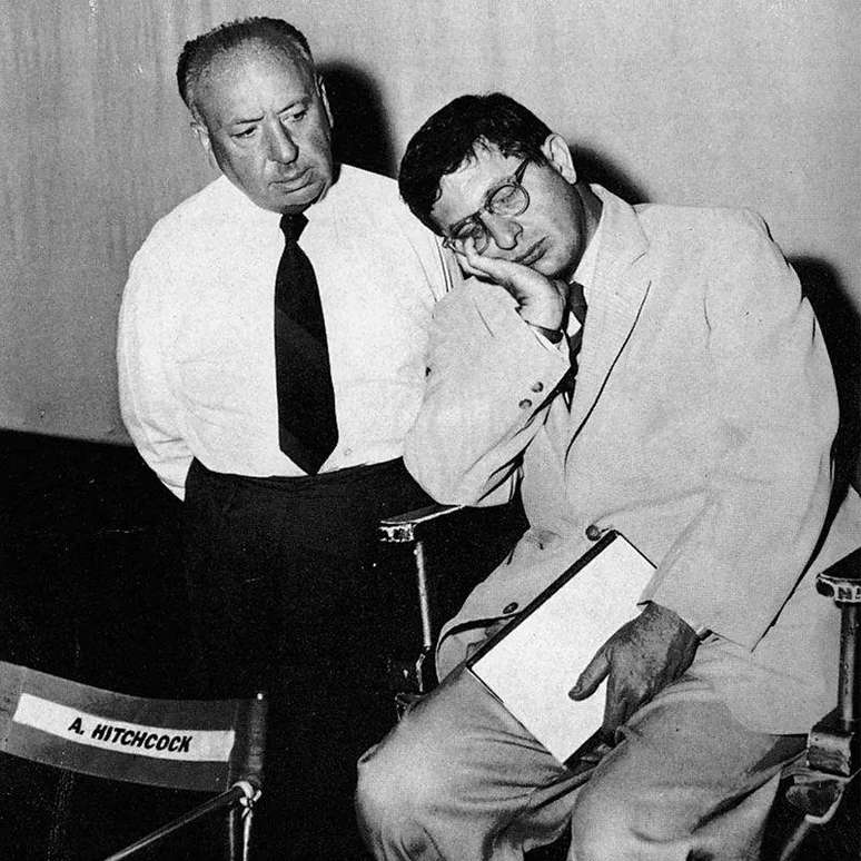 Alfred Hitchcock (&agrave; esquerda) e Bernard Herrmann (&agrave; direita) trabalharam em seis filmes juntos antes da parceria chegar ao fim
