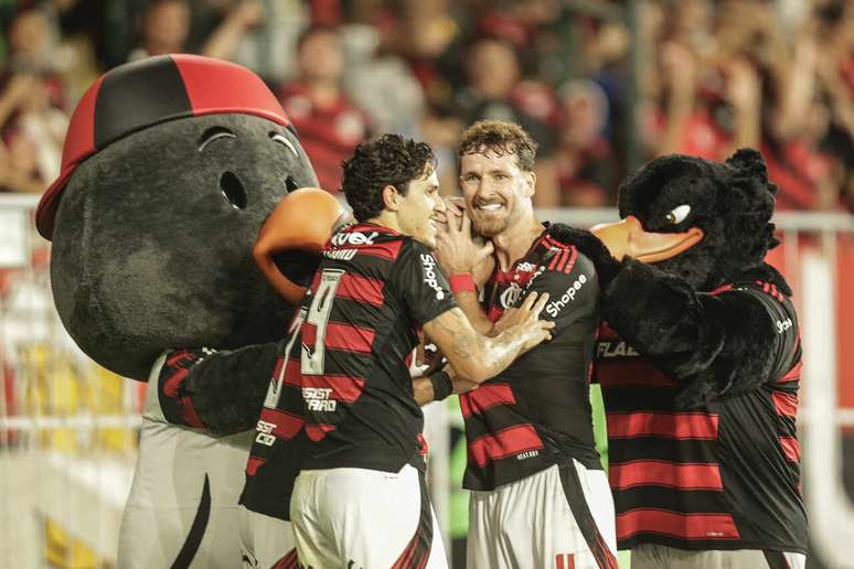 L&eacute;o Pereira, L&eacute;o Ortiz e Pedro comemoram, junto com mascotes do Flamengo, o gol do zagueiro &ndash; Fotos: Gilvan de Souza/Flamengo