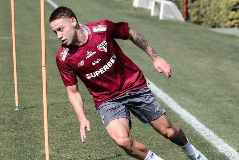 Maik pode ganhar chance no S&atilde;o Paulo, em meio a escassez na lateral-direita &ndash;