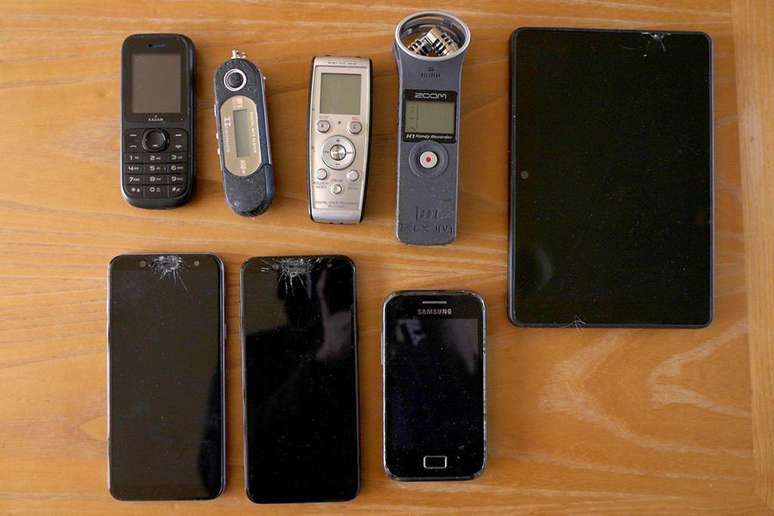 Sarah found recording devices that her father was using to spy on his house Sarah found recording devices that her father was using to spy on his house
