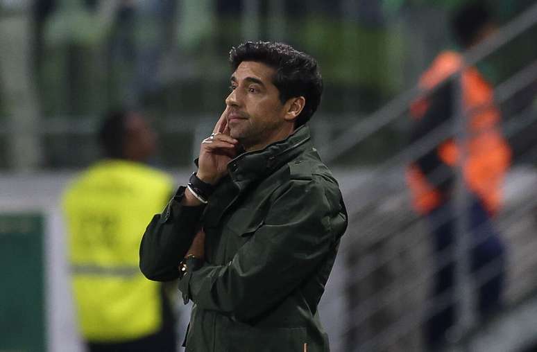 Abel Ferreira, t&eacute;cnico do Palmeiras, chutou um microfone de transmiss&atilde;o na &uacute;ltima partida 