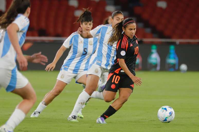 Argentina e Col&ocirc;mbia fazem duelo equilibrado e decidido nos p&ecirc;naltis-