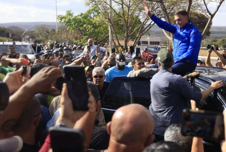 O ex-presidente Jair Bolsonaro acena para o p&uacute;blico no evento Capital Moto Week, em Bras&iacute;lia