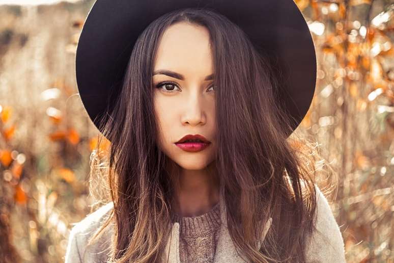 Pessoas com cartela sazonal primavera combinam com tons de vermelho puro ou alaranjado 