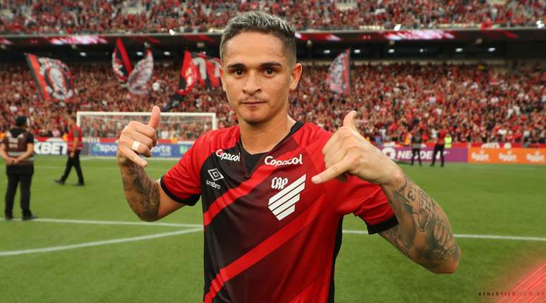 Imagem do lateral-direito Khellven como jogador do Athletico PR 