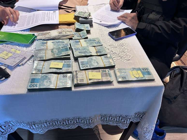 Joias, dinheiro e carros de luxo foram apreendidos durante operação da PF no interior de SP