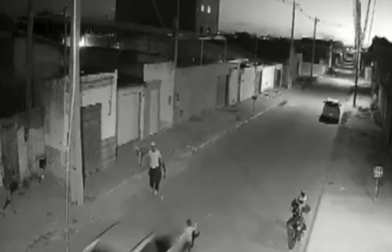 No canto inferior da tela, é possível ver o momento em que o bebê é atingido pelo veículo