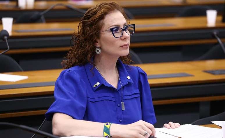 Carla Zambelli (PL-SP) em reunião de comissão na Câmara dos Deputados; PF informou que parlamentar será extraditada ao Brasil