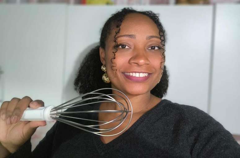 Erika da Costa Souza, da Kyka Cakes, teve que encontrar espaço na agenda para não perder a oportunidade de vender morangos do amor.