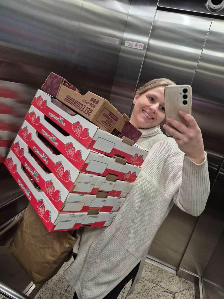 Renata Lopes compra morangos selecionados de um fornecer no Mercado Municipal de São Paulo. Qualidade começa na fruta.