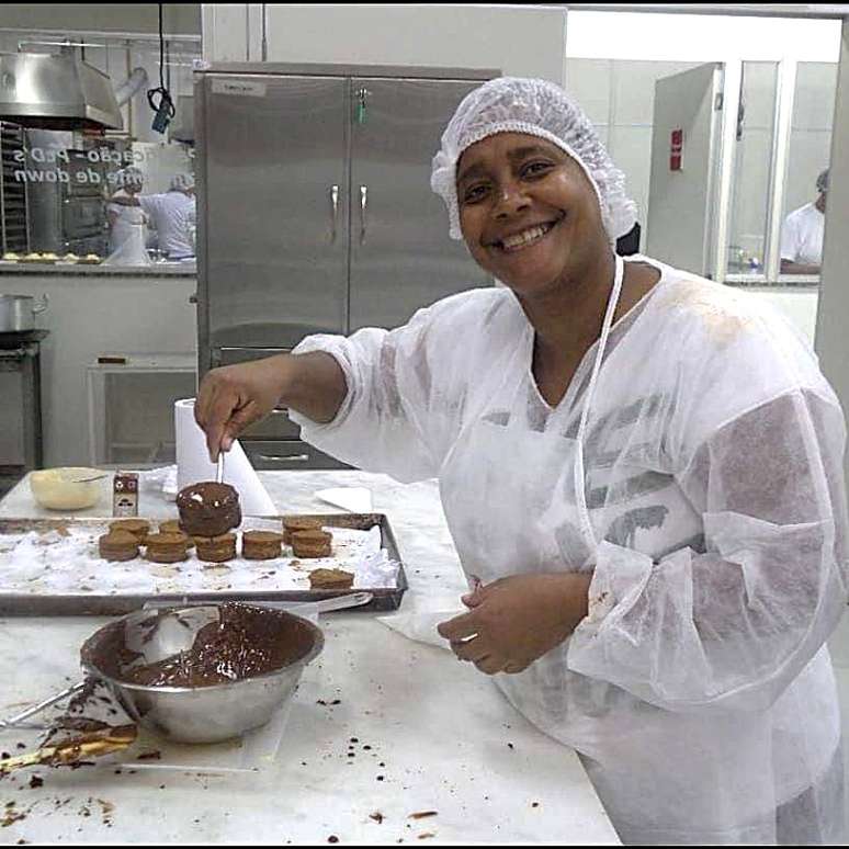 Simone Amaral está feliz da vida com as vendas de morango do amor. O que faz, vende nas ruas da Freguesia do Ó.