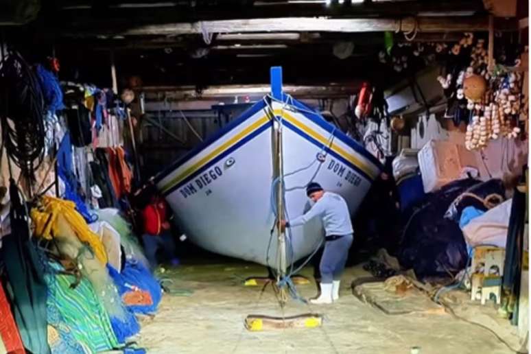 Ciclone extratropical fez com que moradores ajudassem no resgate de barcos em Laguna (SC)