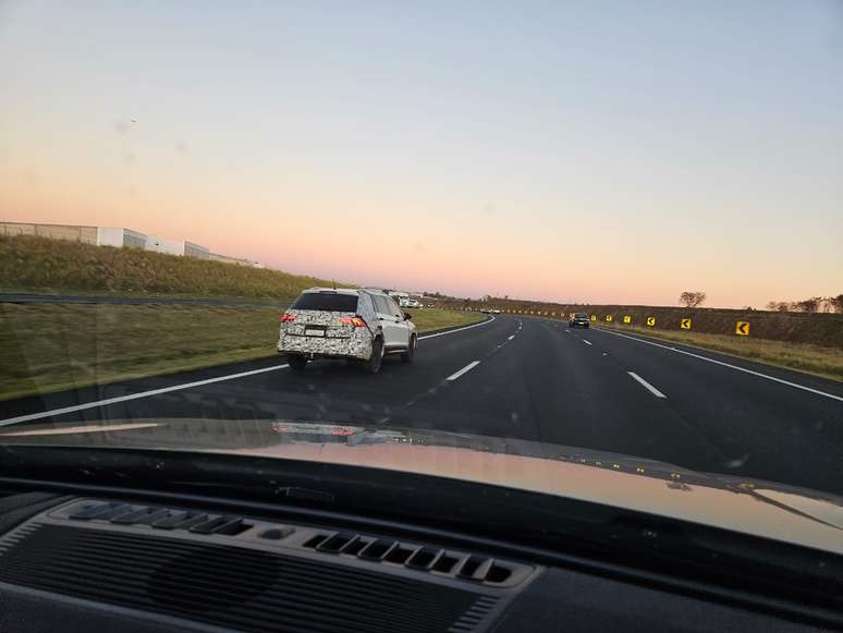 Mula de testes da picape VW 247 (Udara) na Rodovia dos Bandeirantes