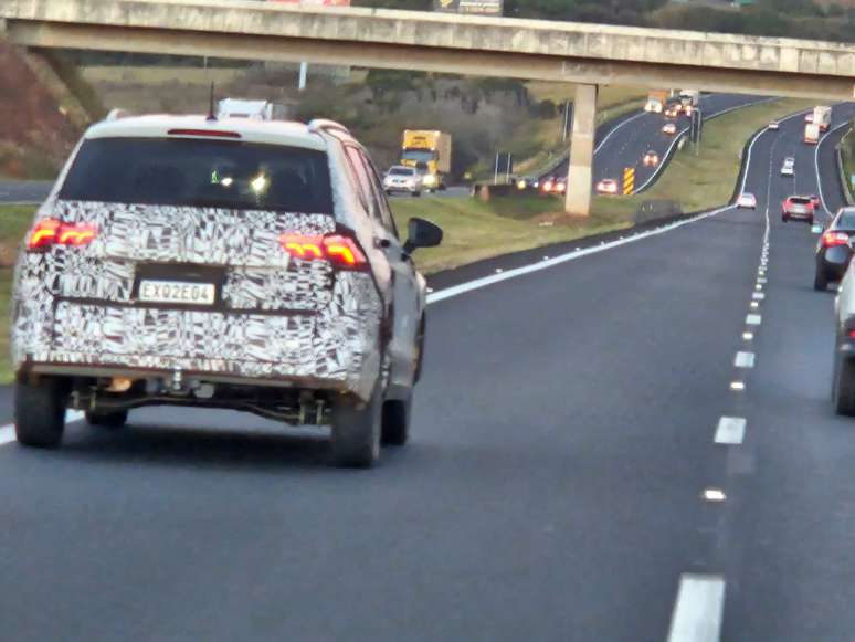 Mula de testes da picape VW 247 (Udara) na Rodovia dos Bandeirantes