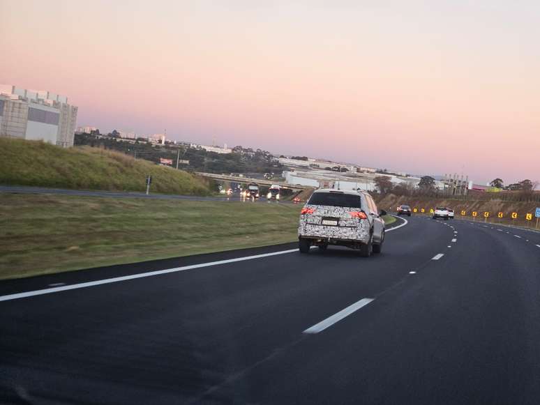 Mula de testes da picape VW 247 (Udara) na Rodovia dos Bandeirantes