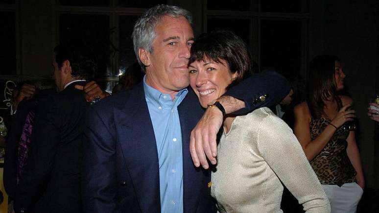 Jeffrey Epstein e Ghislaine Maxwell em 2005