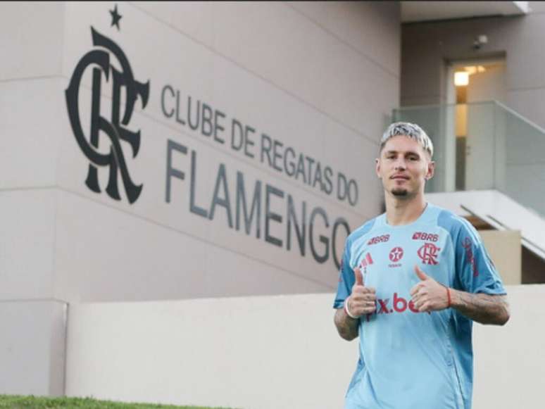 Varela em chegada para o treino no Ninho do Urubu -