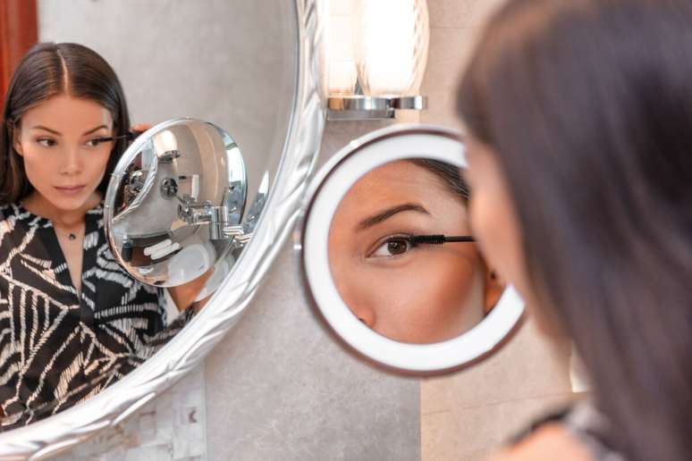 O espelho com LED ajuda a ver cada detalhe com nitidez 