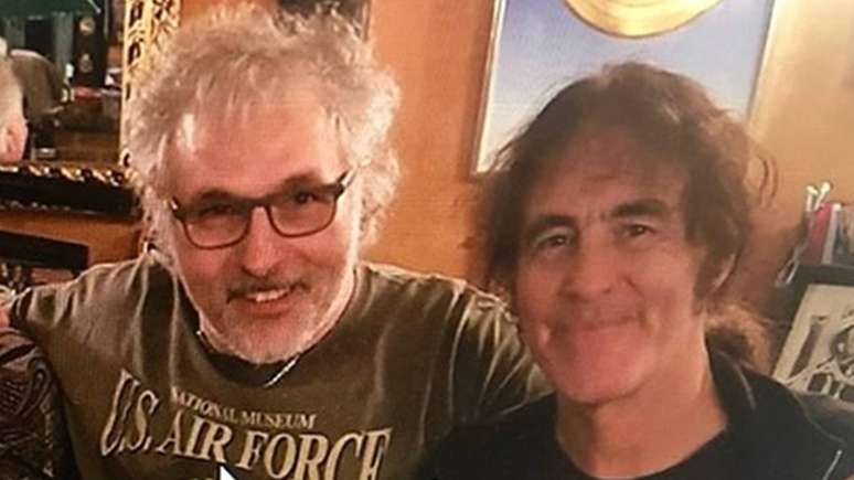 Paul Mario Day, primeiro vocalista do Iron Maiden, com Steve Harris