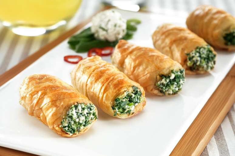 Rolinhos folhados recheados com ora-pro-n&oacute;bis e queijo 