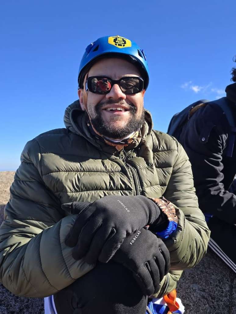 Gominho celebra chegada ao Cume das Prateleiras, no RJ, ap&oacute;s escalada