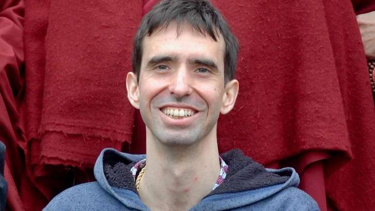 Ap&oacute;s as v&aacute;rias aventuras e mudan&ccedil;as na sua vida, Osel Torres encontrou o caminho de volta &agrave; comunidade budista que deixara para tr&aacute;s aos 18 anos