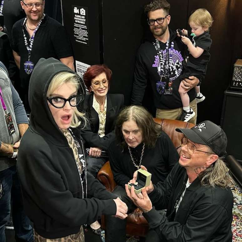 Ozzy Osbourne testemunhou o pedido de casamento de Sid Wilson, do Slipknot, para Kelly Osbourne nos bastidores de seu show de despedida