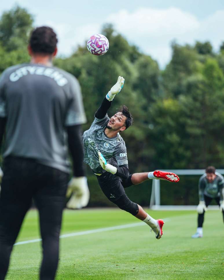 Trafford treinando com elenco do City
