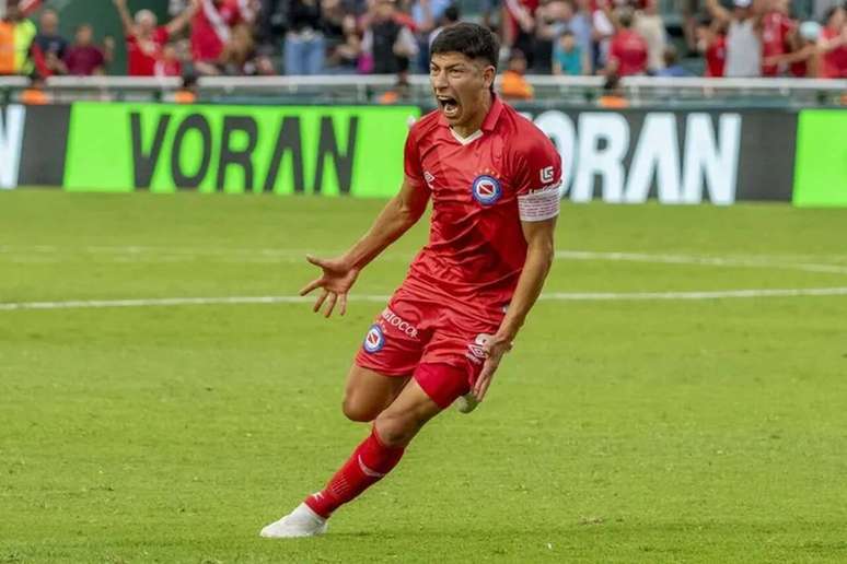 Uruguaio chega ao Internacional para ser mais uma op&ccedil;&atilde;o como segundo volante &ndash;