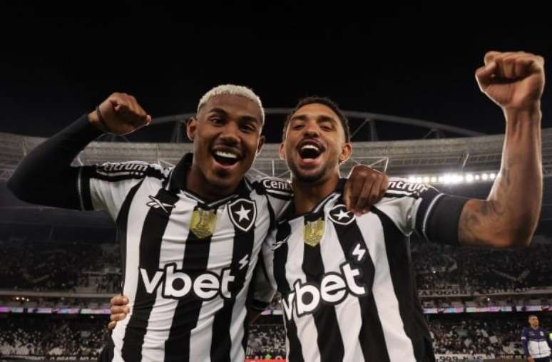 Davide celebrates a good phase of the Botafogo sides, the night waiters Davide celebrates a good phase of the Botafogo sides, the night waiters