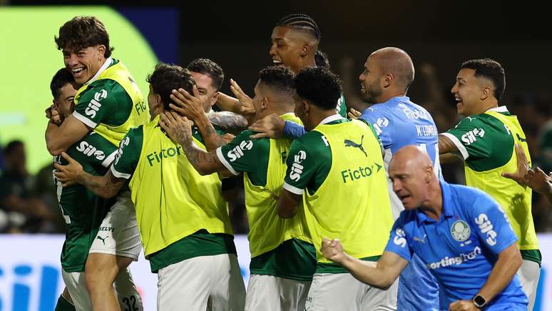 Jogadores do Palmeiras comemorando o gol de Emiliano Mart&iacute;nez contra o Corinthians. 