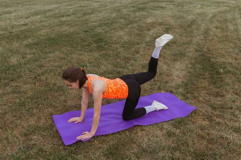 O gl&uacute;teo em quatro apoios &eacute; excelente para trabalhar toda a regi&atilde;o dos gl&uacute;teos 