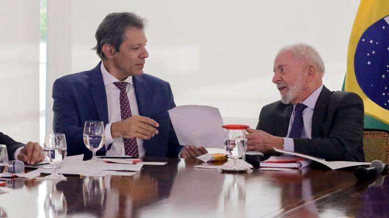 O ministro da Fazenda, Fernando Haddad (esq.), apresentou nesta semana a Lula o plano de contingência para ajudar empresas afetadas pelas tarifas de Trump