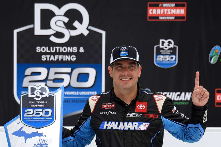 Stewart Friesen, piloto do Toyota Halmar International nº 52, comemora na pista da vitória após vencer a NASCAR Craftsman Truck Series DQS Solutions & Staffing 250, impulsionada pela Precision Vehicle Logistics, no Michigan International Speedway, em 7 de junho de 2025, no Brooklyn, Michigan.