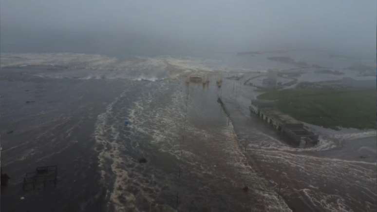 Vista aérea da cidade de Severo-Kurilsk, inundada devido ao tsunami desencadeado pelo terremoto de magnitude 8,8 que atingiu a Península de Kamchatka, na Rússia, em 30 de julho de 2025.