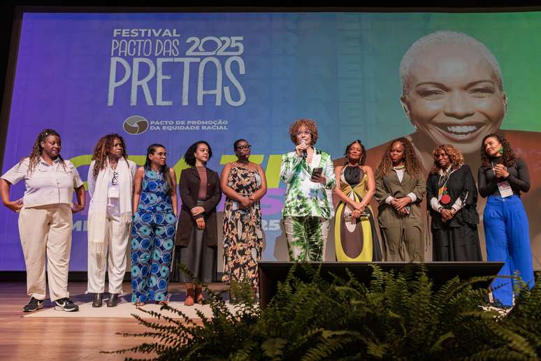 Grazi Mendes, embaixadora do Pacto das Pretas 2025, faz encerramento do evento em São Paulo