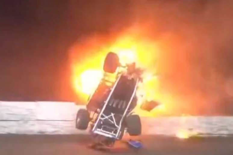 Piloto da Nascar é hospitalizado após acidente em pista de terra: 'Dor tremenda'