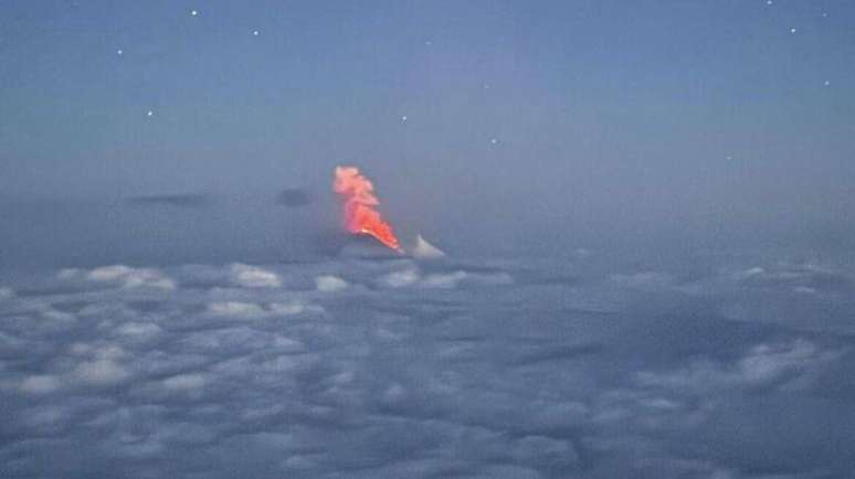 Imagem da erupção do vulcão Klyuchevskoy, divulgada nesta quarta-feira, 30
