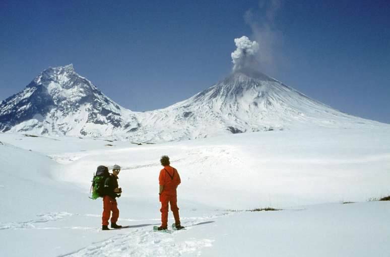 Imagem de 1993 do vulcão Klyuchevskoy, localizado no leste da Rússia