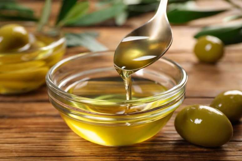 O azeite de oliva contém compostos antioxidantes e anti-inflamatórios que ajudam a proteger as células hepáticas 